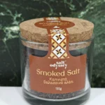 Salt Odyssey Καπνιστό Θαλασσινό Αλάτι Μεσολογγίου 135g – Ψιλό, Έντονα Αρωματικό & Premium Συσκευασία